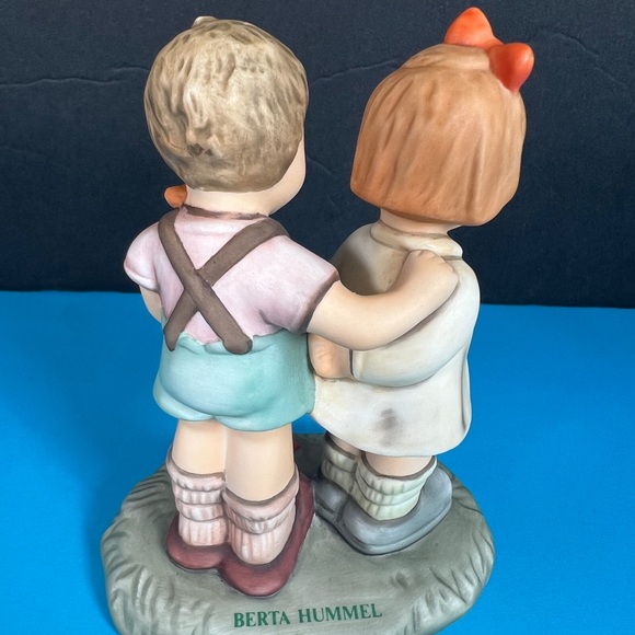 Goebel Berta Hummel "Token Of Love" Figurine, Excellent Condition Club Exclusive - Picture 3 of 12